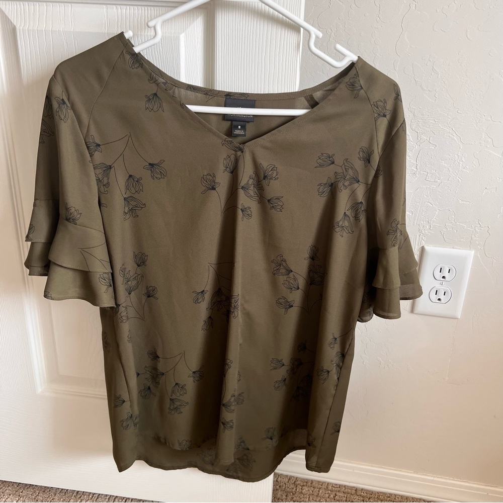 Bell sleeve business casual top